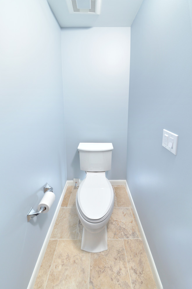クリーブランドにあるトラディショナルスタイルのおしゃれなトイレ・洗面所の写真