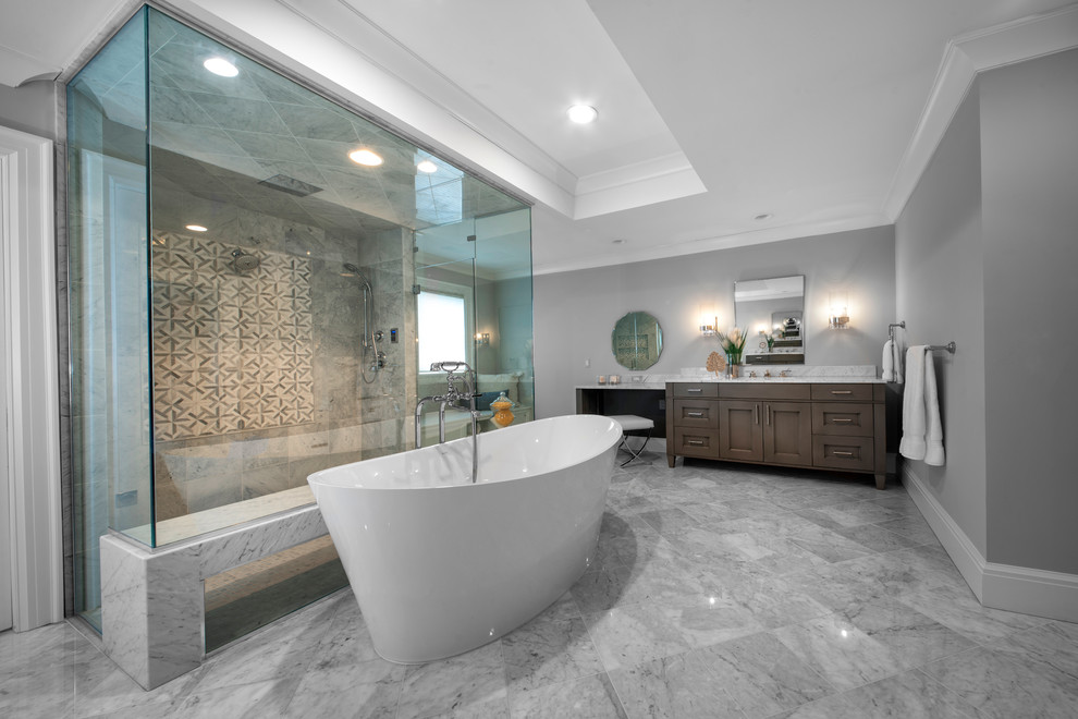 Foto på ett stort vintage en-suite badrum, med bruna skåp, ett fristående badkar, marmorgolv, marmorbänkskiva och grått golv