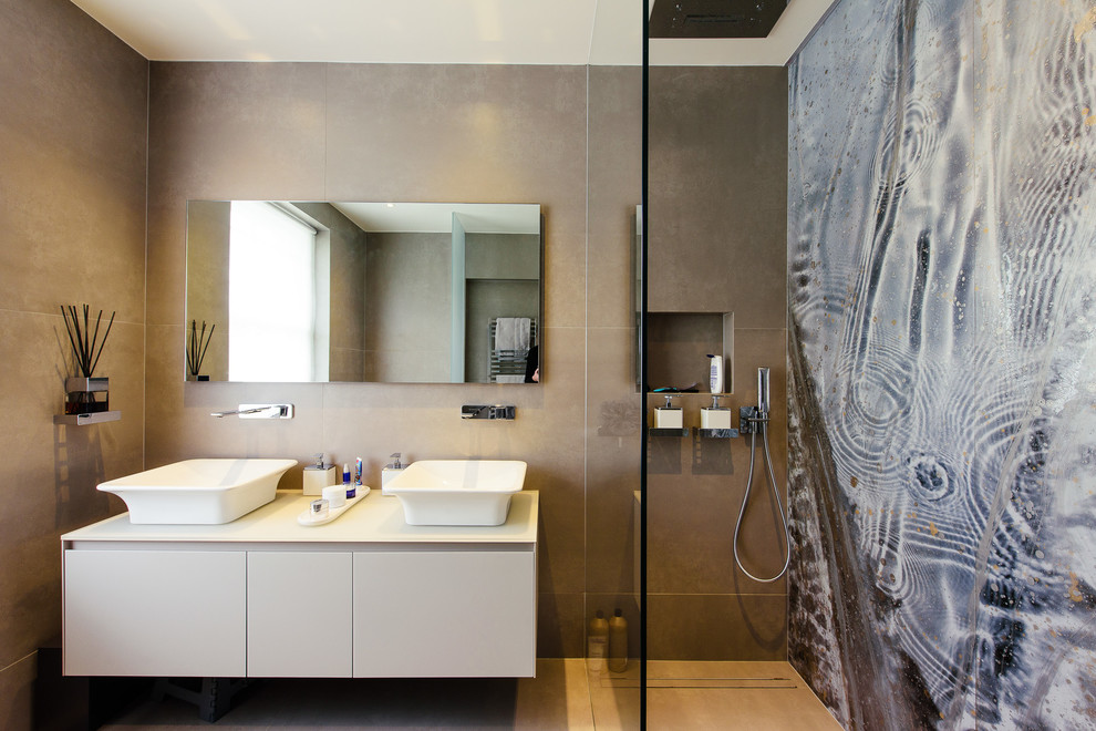 Idéer för ett stort modernt en-suite badrum, med släta luckor, grå skåp, en öppen dusch, en vägghängd toalettstol, keramikplattor, bruna väggar, klinkergolv i keramik, ett integrerad handfat och flerfärgad kakel