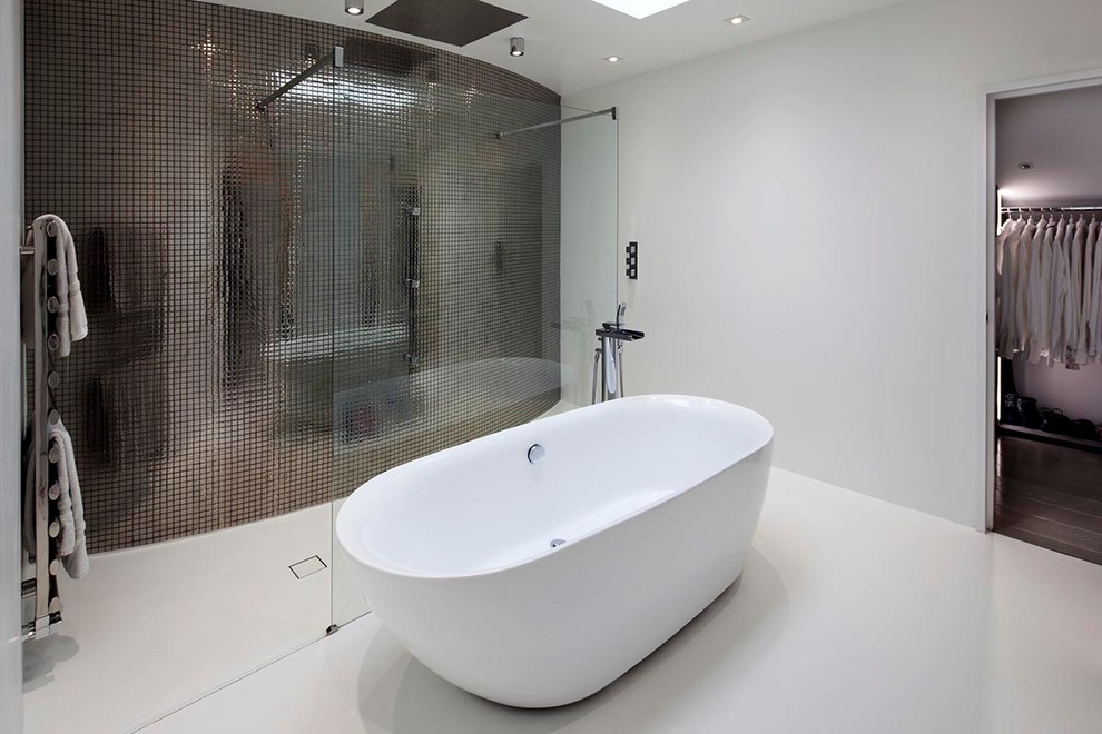 Diseño de cuarto de baño principal contemporáneo de tamaño medio con bañera exenta, ducha abierta, baldosas y/o azulejos blancos, paredes multicolor, suelo blanco y ducha abierta