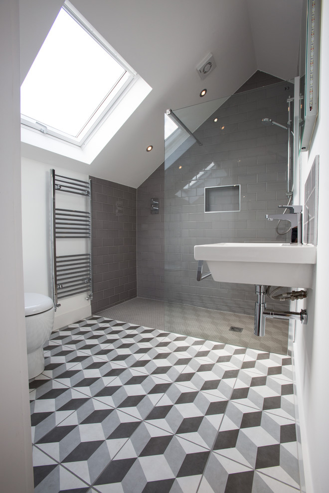 Diseño de cuarto de baño principal contemporáneo de tamaño medio con ducha abierta, baldosas y/o azulejos grises, baldosas y/o azulejos de porcelana, paredes blancas, suelo de baldosas de cerámica y suelo gris