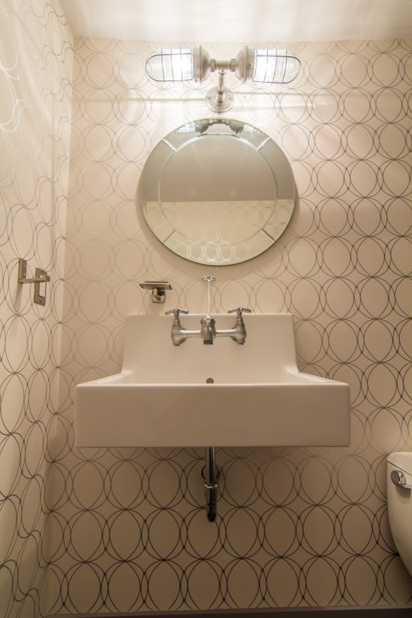Mittelgroßes Modernes Duschbad mit offenen Schränken, grauen Schränken, Toilette mit Aufsatzspülkasten, beiger Wandfarbe, dunklem Holzboden, Wandwaschbecken, Quarzwerkstein-Waschtisch und braunem Boden in Vancouver
