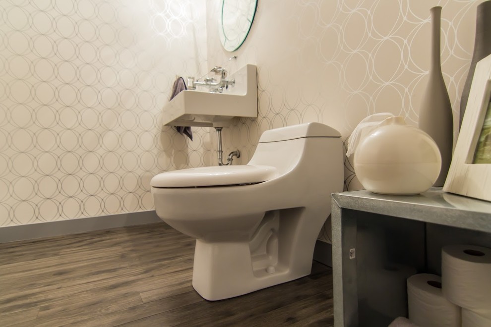 Inspiration för ett mellanstort funkis badrum med dusch, med öppna hyllor, grå skåp, en toalettstol med hel cisternkåpa, beige väggar, mörkt trägolv, ett väggmonterat handfat, bänkskiva i kvarts och brunt golv