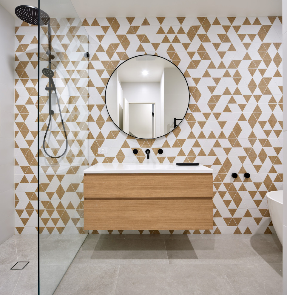 Стильный дизайн: ванная комната среднего размера в современном стиле с встроенной тумбой, монолитной раковиной, столешницей из искусственного камня и белой столешницей - последний тренд