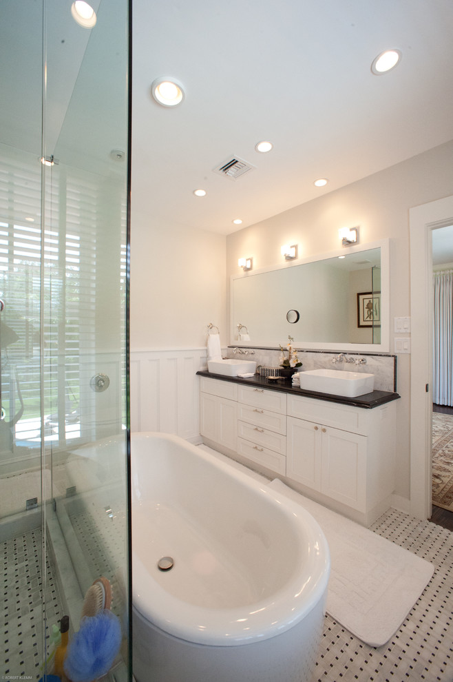 Bild på ett litet tropiskt badrum, med ett fristående handfat, ett fristående badkar, en dusch i en alkov, en toalettstol med hel cisternkåpa, luckor med infälld panel, vita skåp, bänkskiva i kvartsit, vita väggar och klinkergolv i keramik