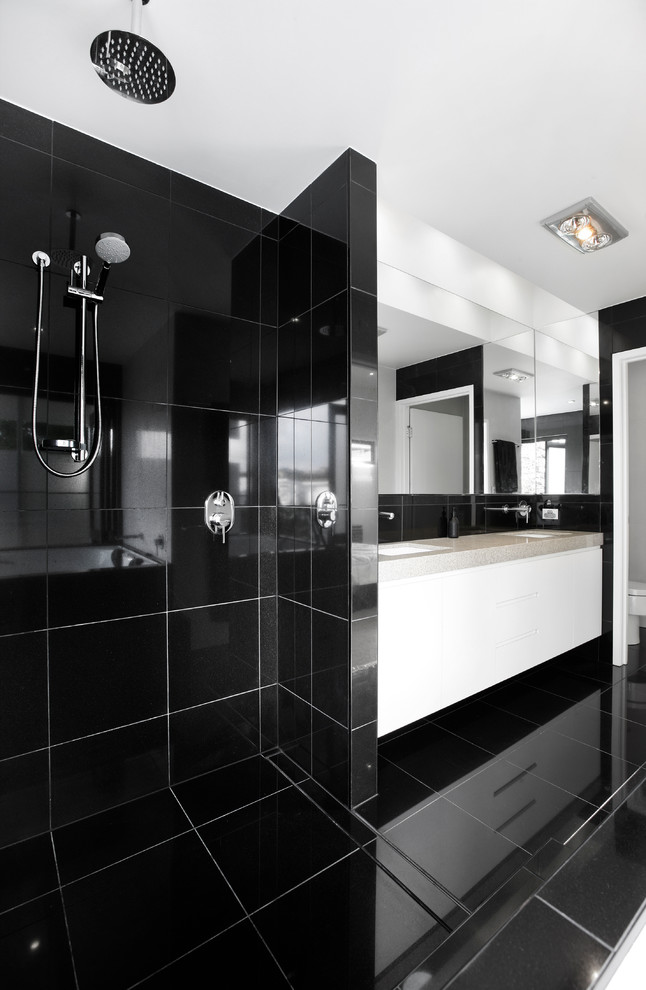 Стильный дизайн: большая главная ванная комната в стиле модернизм с плоскими фасадами, белыми фасадами, открытым душем, черной плиткой, черными стенами, врезной раковиной, черным полом и открытым душем - последний тренд