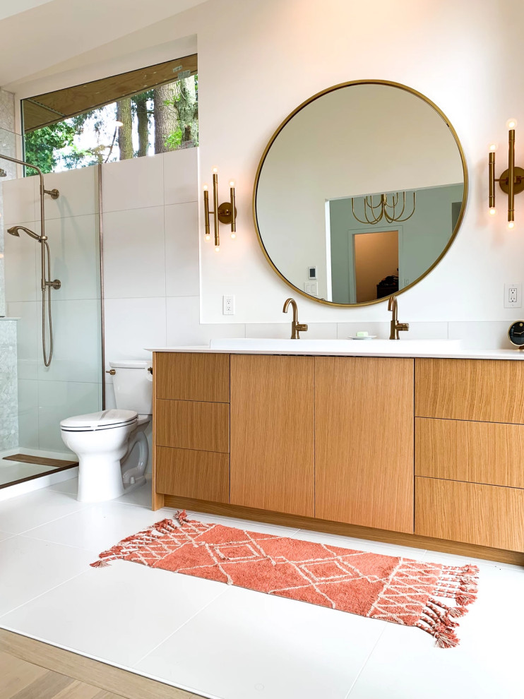 На фото: главная ванная комната в стиле ретро с плоскими фасадами, светлыми деревянными фасадами, белыми стенами, белым полом, белой столешницей, тумбой под две раковины и встроенной тумбой с