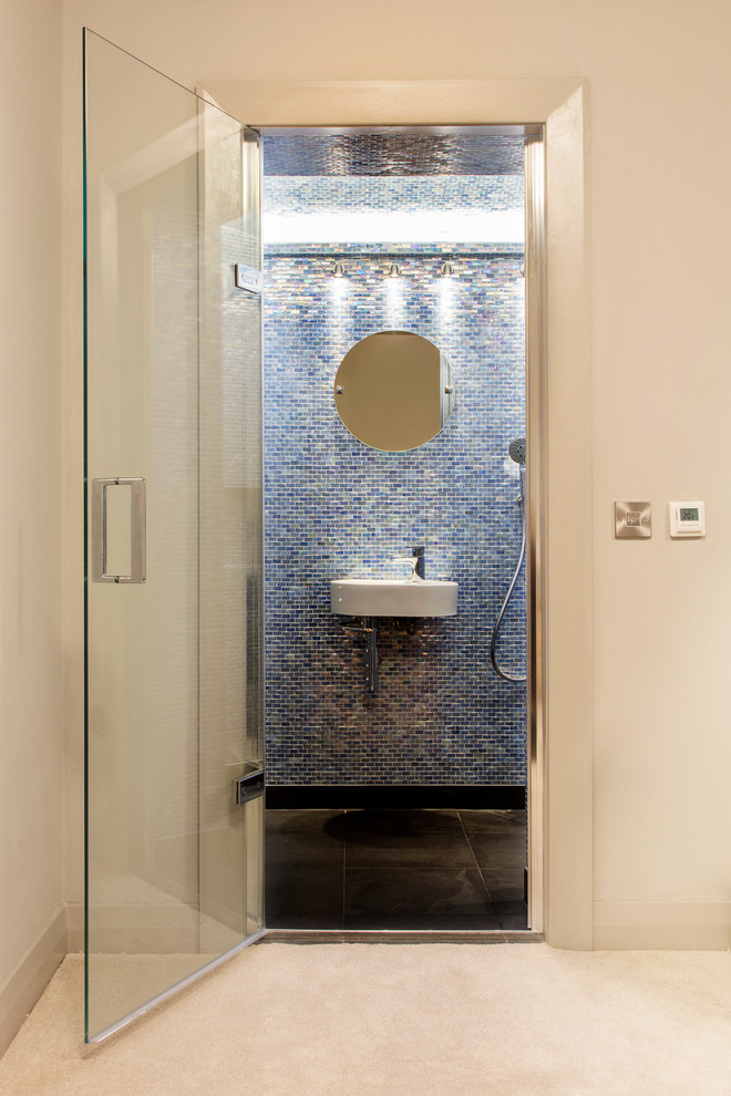 Idee per una stanza da bagno padronale design di medie dimensioni con zona vasca/doccia separata, pavimento in ardesia e lavabo a consolle
