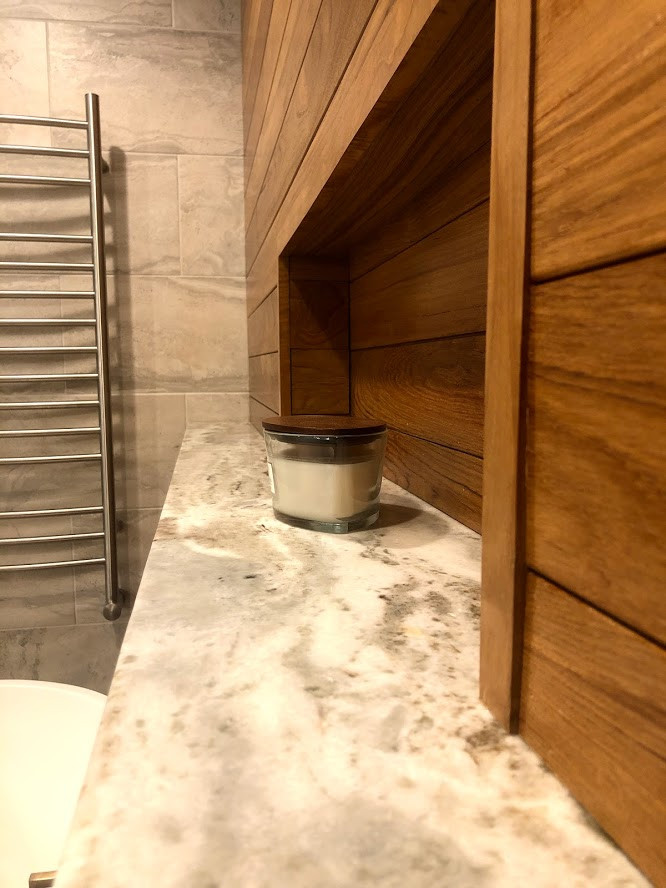 Exempel på ett mellanstort klassiskt flerfärgad flerfärgat en-suite badrum, med skåp i shakerstil, grå skåp, ett fristående badkar, våtrum, en toalettstol med hel cisternkåpa, grå kakel, porslinskakel, blå väggar, klinkergolv i porslin, ett fristående handfat, granitbänkskiva, grått golv och dusch med gångjärnsdörr