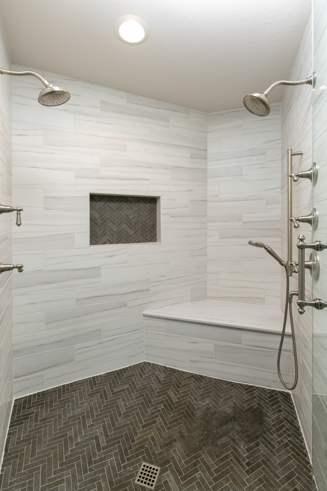 Пример оригинального дизайна: большая главная ванная комната в стиле неоклассика (современная классика) с фасадами с утопленной филенкой, серыми фасадами, отдельно стоящей ванной, двойным душем, серой плиткой, керамогранитной плиткой, серыми стенами, полом из керамогранита, врезной раковиной, столешницей из искусственного кварца, серым полом, душем с распашными дверями и белой столешницей