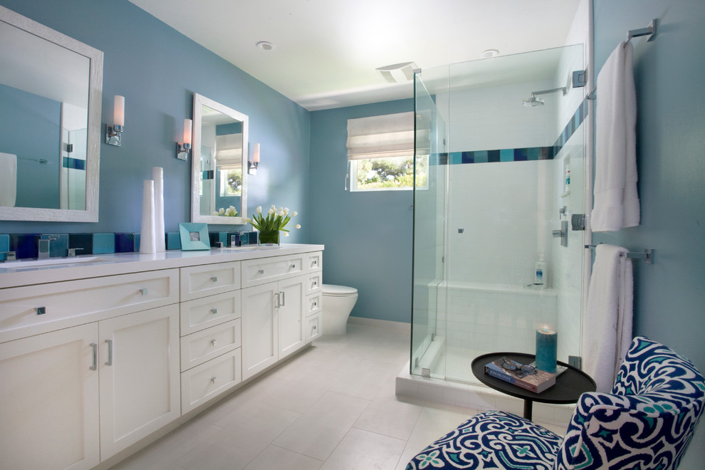 Bild på ett stort vintage badrum med dusch, med ett undermonterad handfat, skåp i shakerstil, vita skåp, en hörndusch, beige kakel, porslinskakel, blå väggar och klinkergolv i porslin