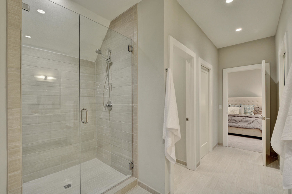 Ejemplo de cuarto de baño principal de estilo de casa de campo de tamaño medio con armarios estilo shaker, puertas de armario blancas y paredes beige
