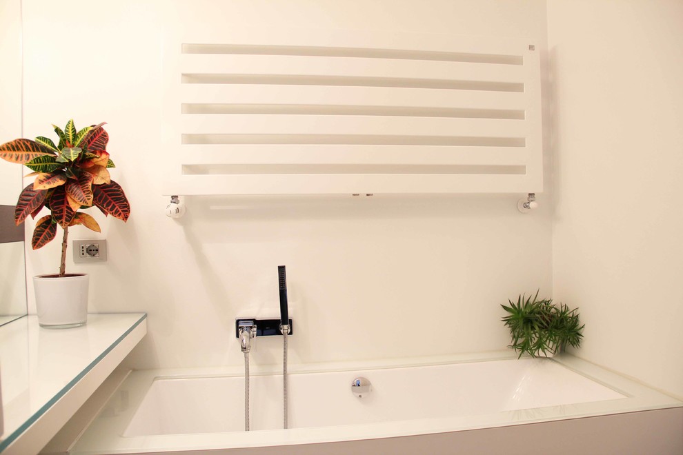 Immagine di una stanza da bagno padronale minimal di medie dimensioni con parquet scuro