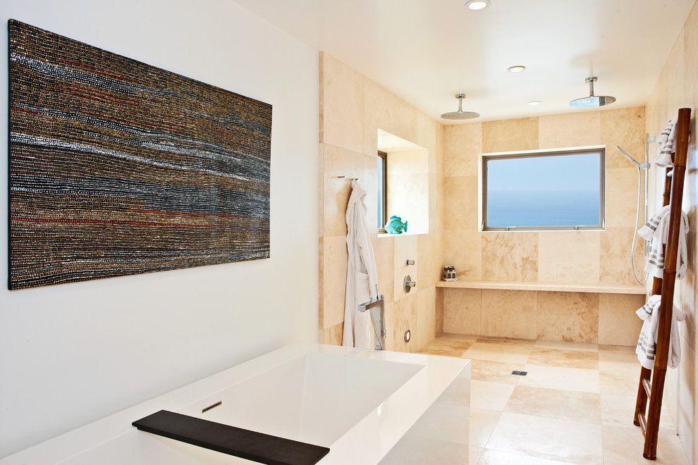 Cette photo montre une salle de bain tendance avec une douche ouverte, une baignoire indépendante et aucune cabine.