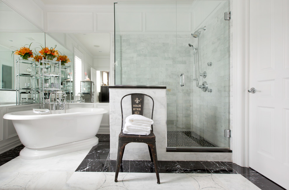 Ejemplo de cuarto de baño contemporáneo con ducha empotrada y bañera exenta