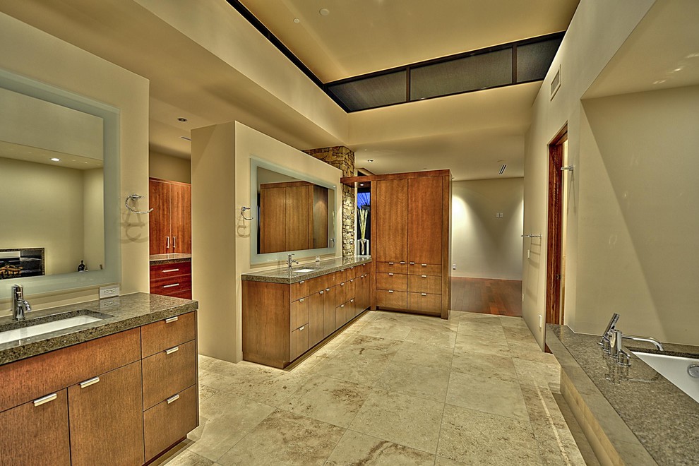 Foto på ett stort funkis en-suite badrum, med släta luckor, skåp i mellenmörkt trä, ett undermonterat badkar, beige väggar, ett undermonterad handfat, granitbänkskiva och beiget golv