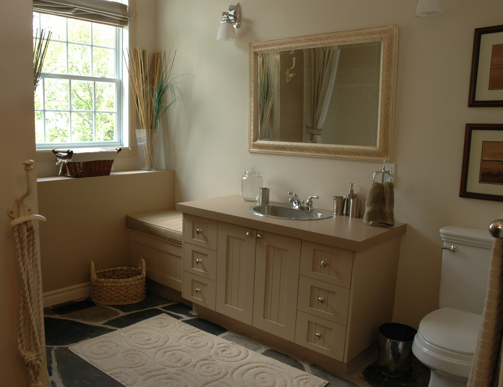 Idées déco pour une salle de bain classique avec un placard à porte shaker, des portes de placard beiges, un carrelage gris et un carrelage de pierre.