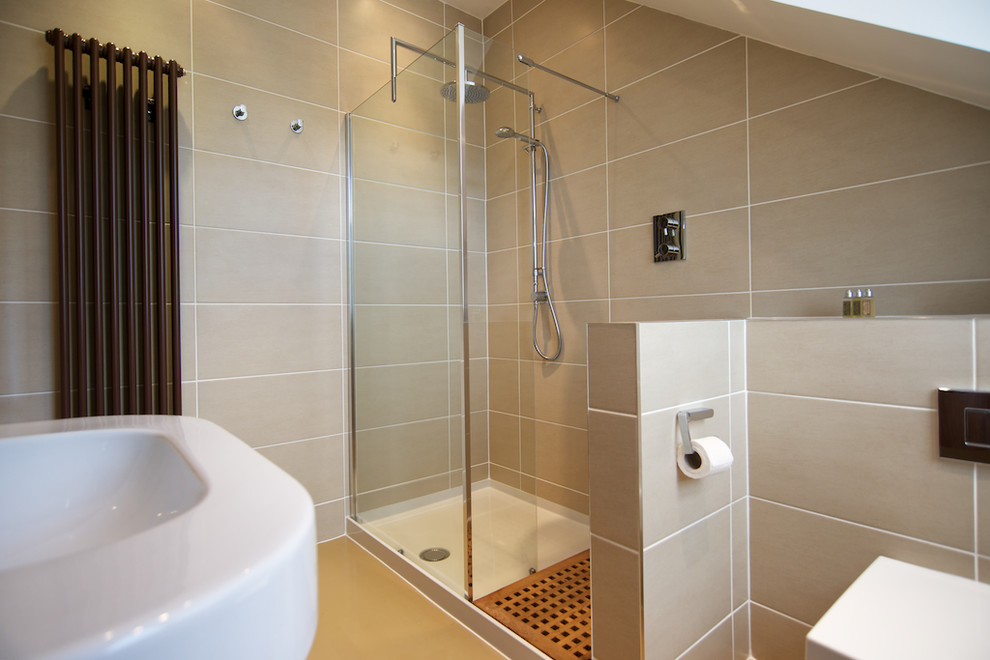 На фото: маленькая ванная комната в современном стиле с открытым душем, бежевой плиткой, инсталляцией, полом из линолеума и открытым душем для на участке и в саду