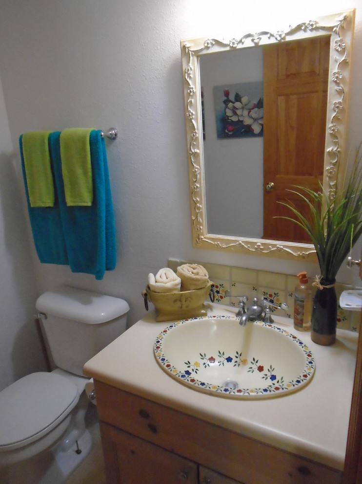 Inspiration för små amerikanska badrum med dusch, med ett nedsänkt handfat, skåp i shakerstil, skåp i ljust trä, laminatbänkskiva, en dusch i en alkov, en toalettstol med separat cisternkåpa, flerfärgad kakel, perrakottakakel, vita väggar och klinkergolv i keramik