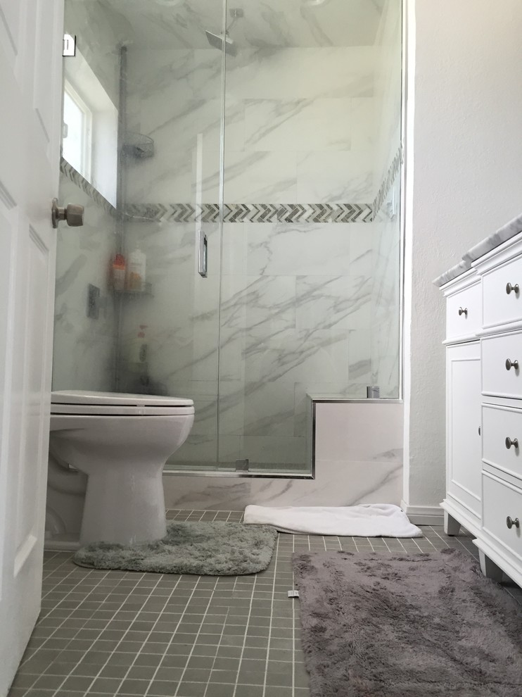 Aménagement d'une salle de bain contemporaine de taille moyenne avec des portes de placard blanches, WC à poser, un carrelage gris, un carrelage blanc, un mur blanc, un lavabo encastré, une cabine de douche à porte battante, un placard en trompe-l'oeil, un sol en carrelage de céramique, un plan de toilette en marbre, un sol gris, un plan de toilette gris, un banc de douche, meuble double vasque et meuble-lavabo encastré.