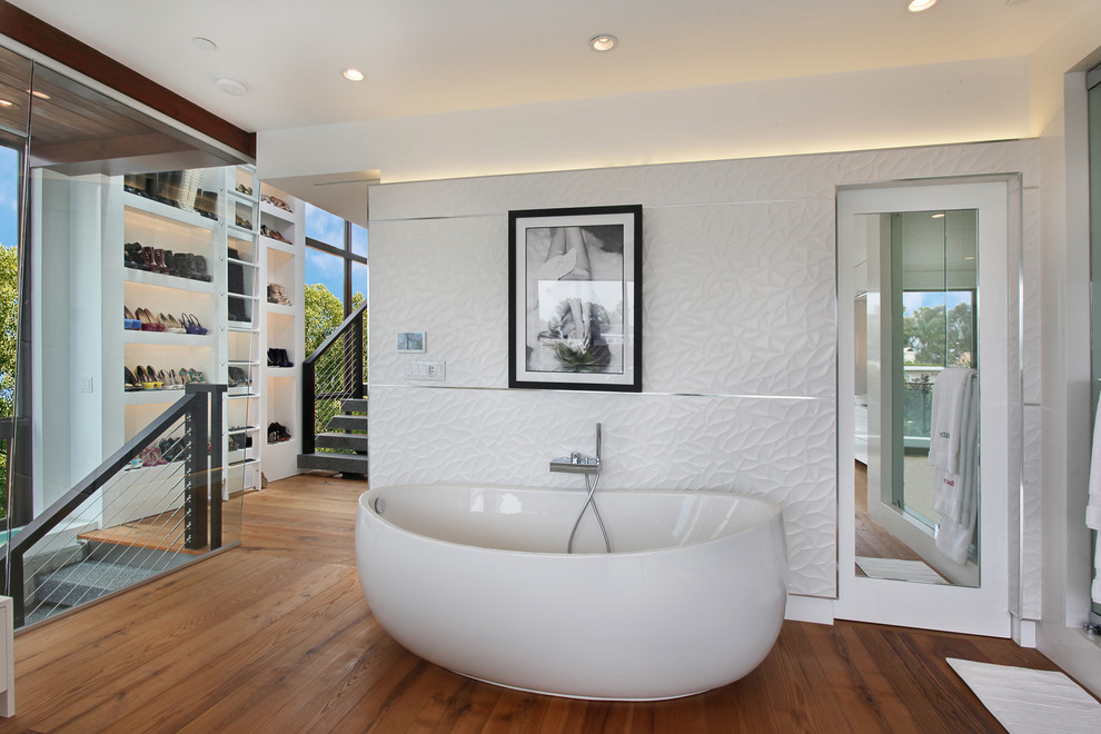 Foto de cuarto de baño contemporáneo con armarios abiertos