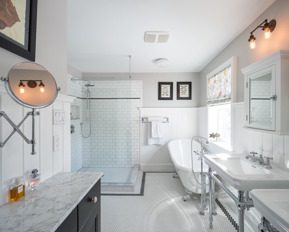 Источник вдохновения для домашнего уюта: главная ванная комната в стиле неоклассика (современная классика) с мраморной столешницей, открытым душем, белой плиткой, керамической плиткой и полом из керамической плитки