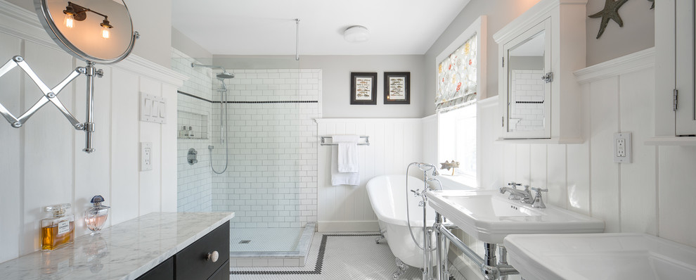 Идея дизайна: главная ванная комната в стиле неоклассика (современная классика) с мраморной столешницей, открытым душем, белой плиткой, керамической плиткой и полом из керамической плитки