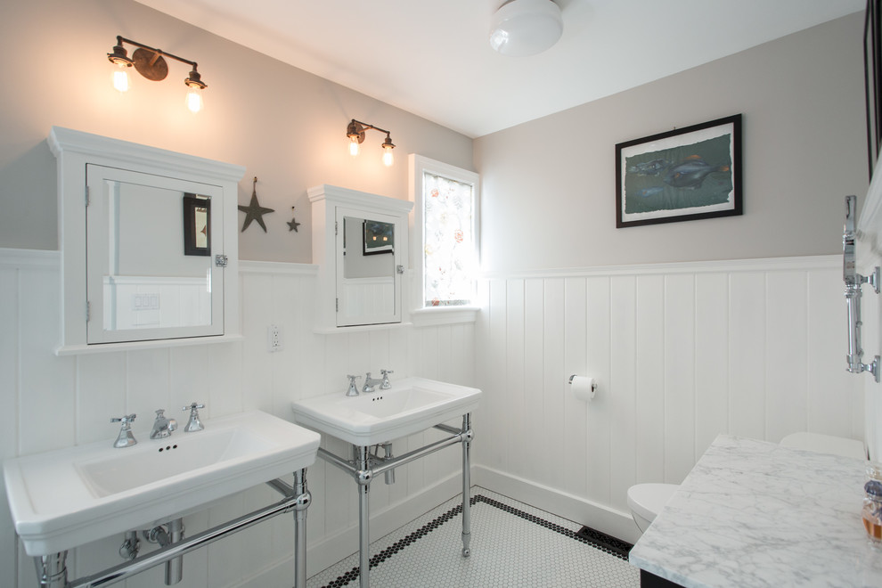 На фото: главная ванная комната в стиле неоклассика (современная классика) с мраморной столешницей, открытым душем, белой плиткой, керамической плиткой и полом из керамической плитки с
