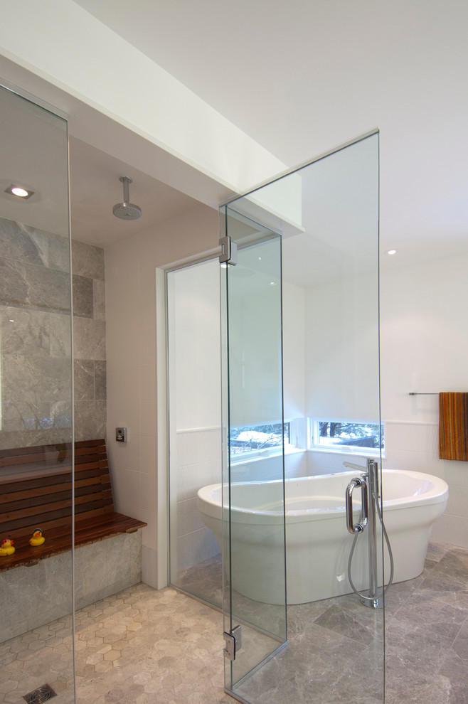 Modernes Badezimmer mit freistehender Badewanne in Ottawa