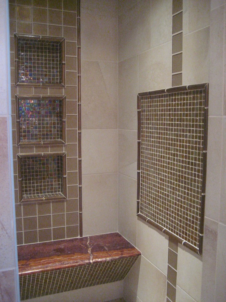 Ispirazione per una stanza da bagno padronale minimal di medie dimensioni con piastrelle beige e piastrelle di vetro