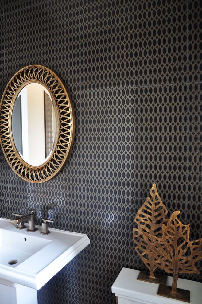 На фото: ванная комната в стиле модернизм с раковиной с пьедесталом, унитазом-моноблоком, черной плиткой, керамогранитной плиткой, серыми стенами и душевой кабиной с