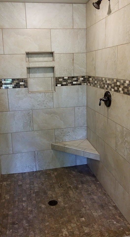Idées déco pour une salle de bain principale contemporaine avec une douche d'angle, un carrelage beige, un carrelage noir, un carrelage gris, un carrelage multicolore, mosaïque, un mur blanc, un sol en carrelage de terre cuite et un sol marron.