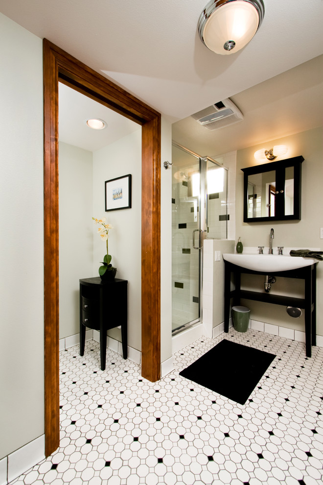 Idéer för att renovera ett funkis badrum, med ett konsol handfat, en hörndusch, svart och vit kakel och flerfärgat golv