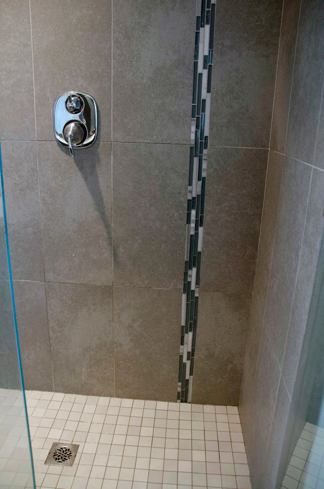 Пример оригинального дизайна: ванная комната в стиле неоклассика (современная классика) с плоскими фасадами, темными деревянными фасадами, душем в нише, серой плиткой, удлиненной плиткой, синими стенами, полом из керамической плитки, душевой кабиной, врезной раковиной и столешницей из искусственного кварца