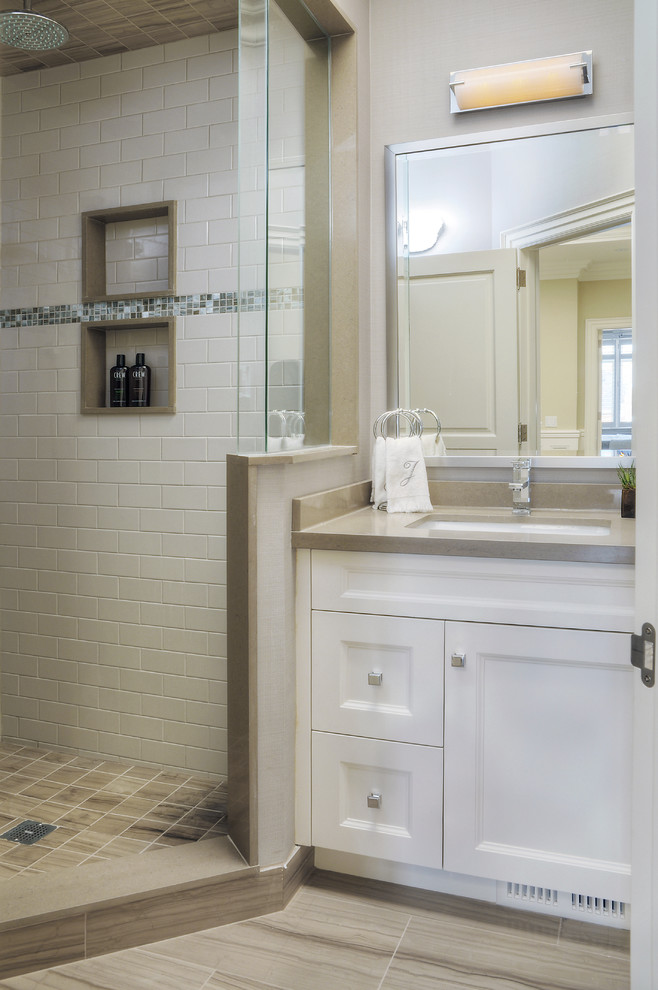 Aménagement d'une salle de bain classique de taille moyenne avec un lavabo encastré, un placard avec porte à panneau encastré, des portes de placard blanches, un plan de toilette en quartz modifié et une douche d'angle.