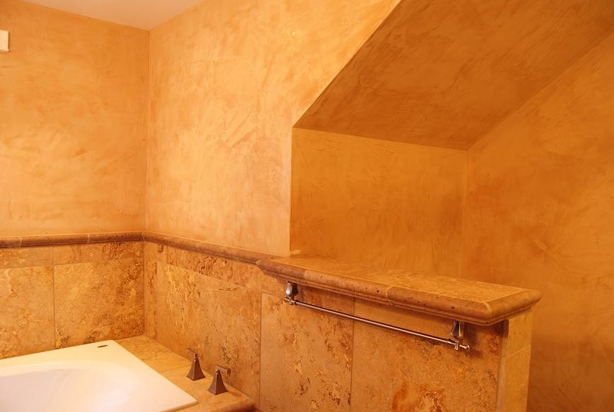 ポートランドにあるトロピカルスタイルのおしゃれな浴室の写真