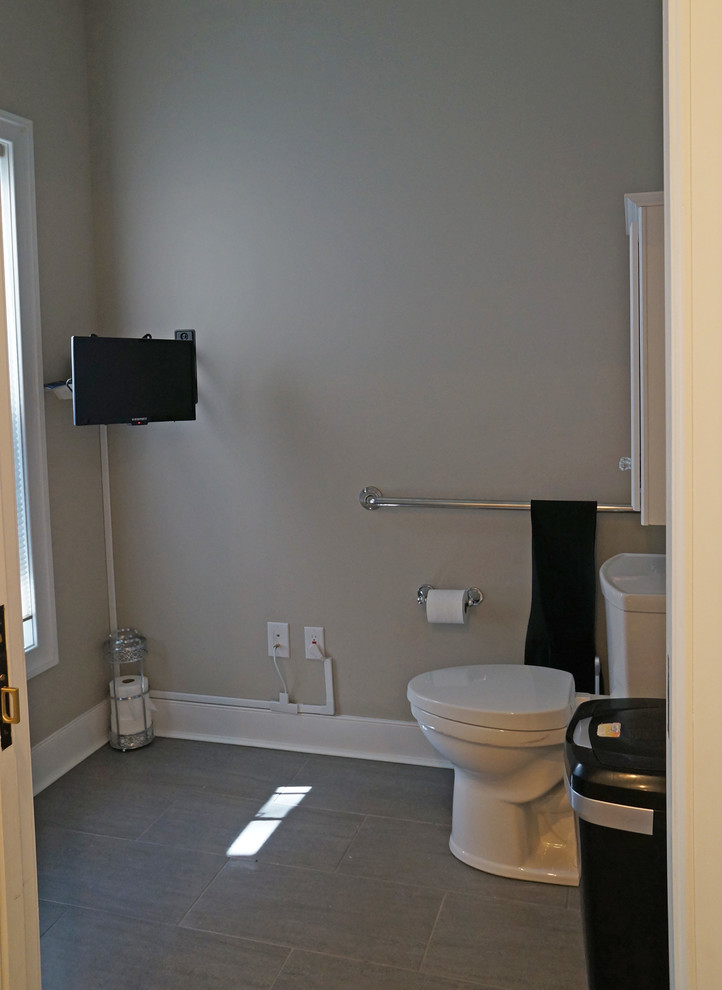 Immagine di una grande stanza da bagno padronale tradizionale con ante in stile shaker, ante grigie, WC a due pezzi, pareti beige, pavimento in gres porcellanato, lavabo sottopiano, top in quarzo composito, pavimento grigio e top bianco