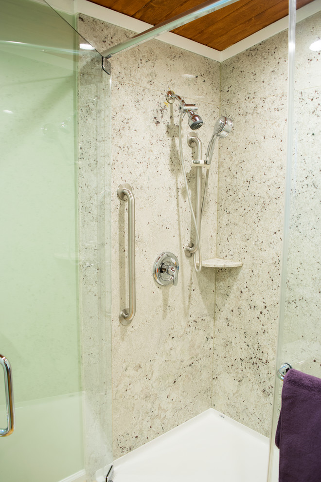 Inspiration pour une salle de bain principale vintage en bois foncé de taille moyenne avec une douche à l'italienne, WC séparés, un placard en trompe-l'oeil, une baignoire en alcôve, un carrelage blanc, des carreaux de céramique, un mur blanc, un sol en carrelage de céramique, un lavabo intégré, un plan de toilette en marbre et un sol beige.