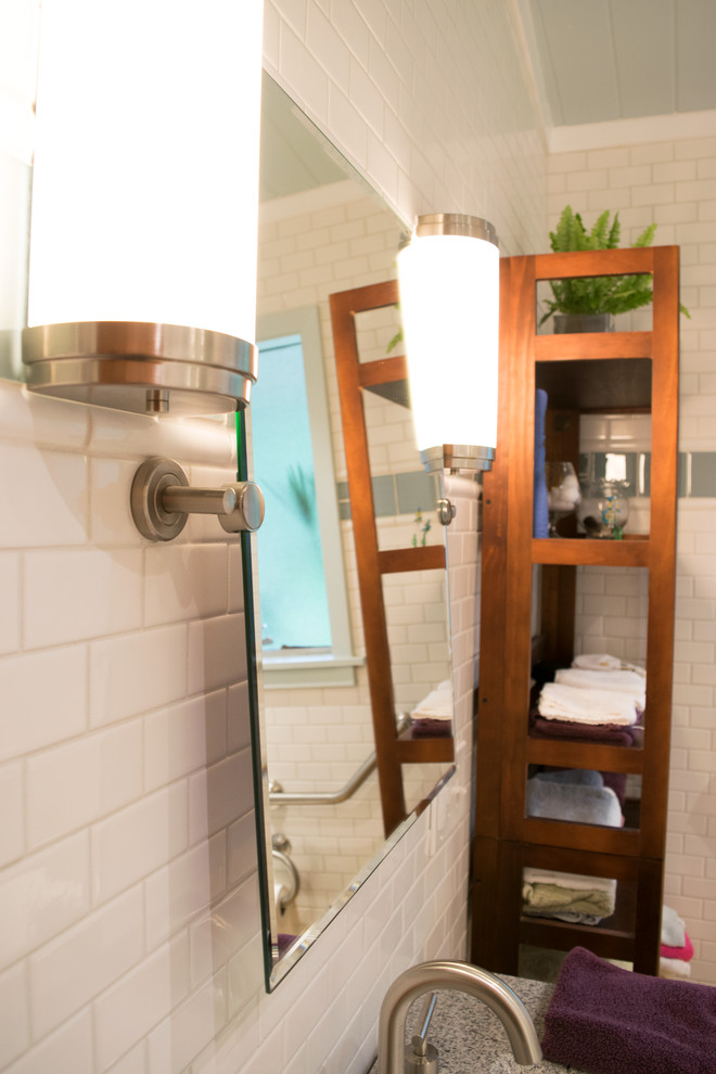 Пример оригинального дизайна: ванная комната в стиле ретро с фасадами островного типа, темными деревянными фасадами, ванной в нише, раздельным унитазом, белой плиткой, керамической плиткой, белыми стенами, полом из керамической плитки, монолитной раковиной и мраморной столешницей