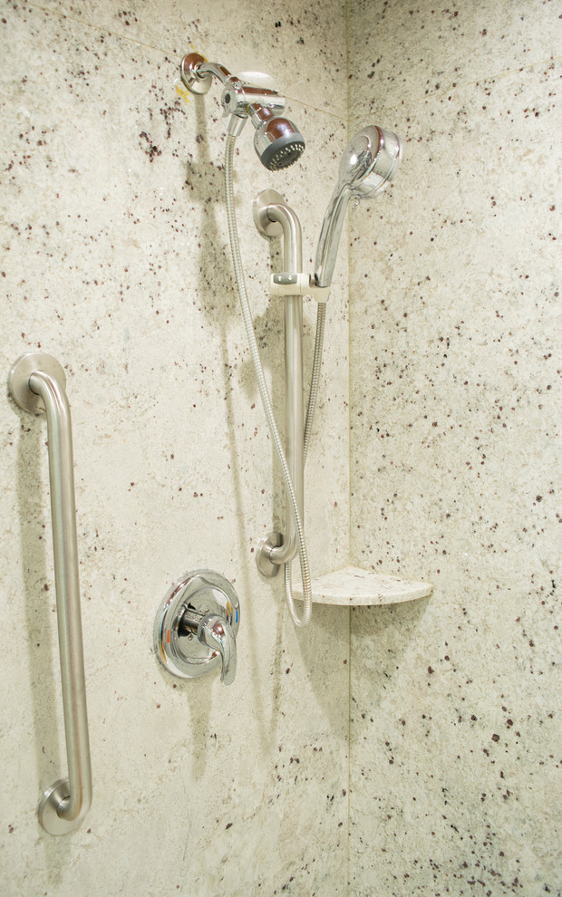 Exemple d'une salle de bain principale rétro de taille moyenne avec une douche à l'italienne, WC séparés, un mur vert, parquet clair et un lavabo encastré.