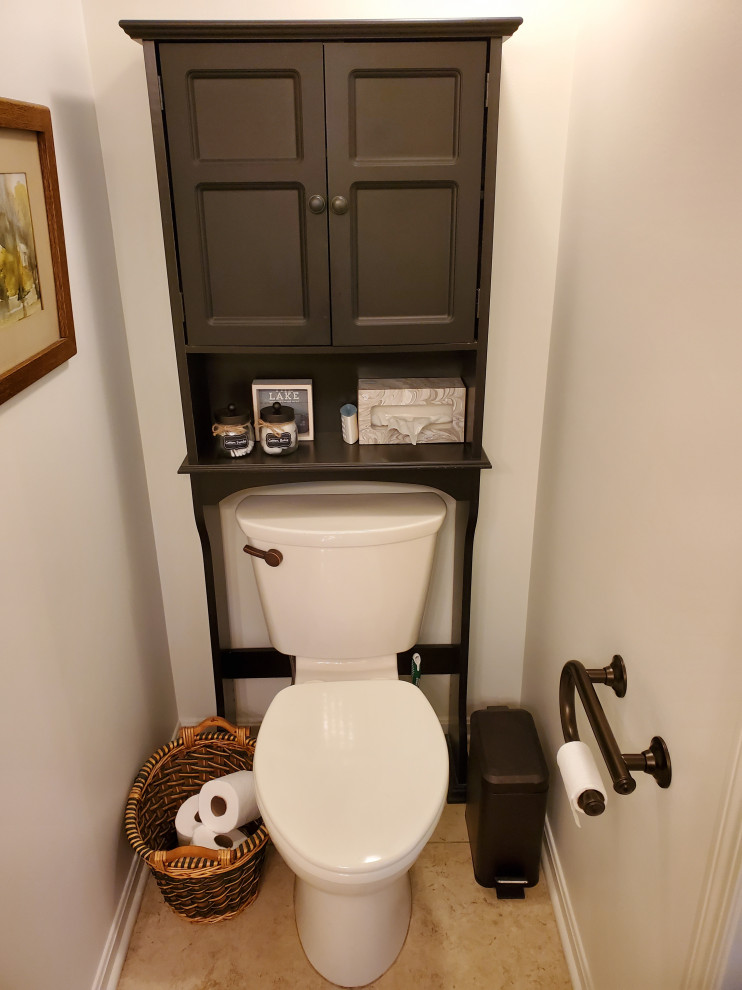Aménagement d'un WC et toilettes craftsman en bois clair de taille moyenne avec un placard à porte plane, WC séparés, un mur beige, un lavabo encastré, un plan de toilette en quartz modifié et un plan de toilette blanc.