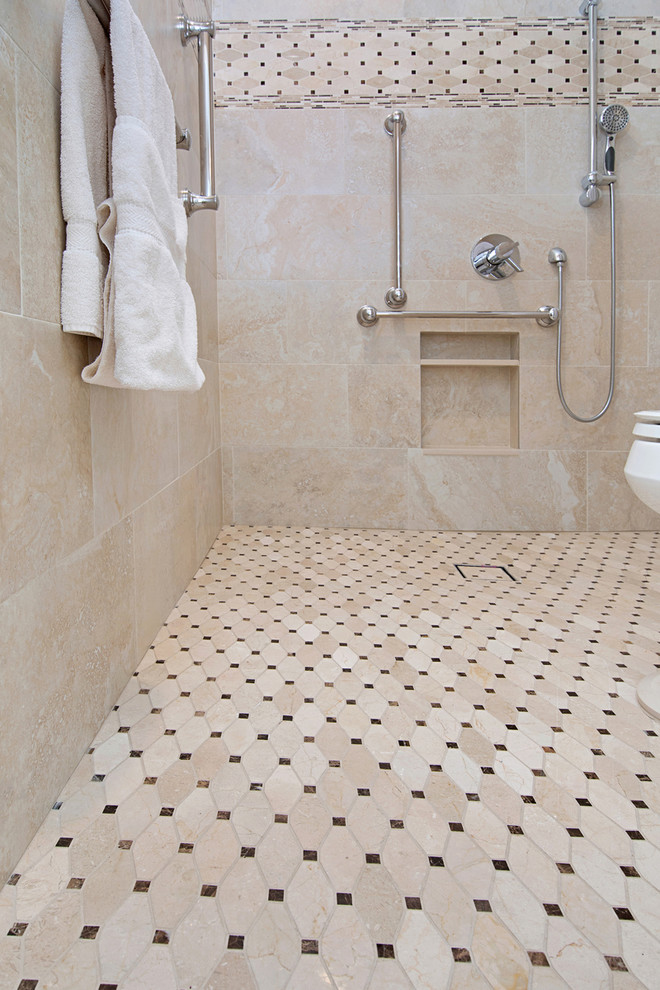 Bild på ett mellanstort vintage en-suite badrum, med skåp i shakerstil, vita skåp, ett platsbyggt badkar, en kantlös dusch, beige kakel, porslinskakel, beige väggar, ett fristående handfat, bänkskiva i kvarts, beiget golv, dusch med duschdraperi och klinkergolv i porslin