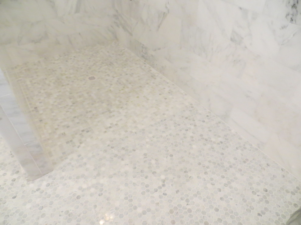 Foto de cuarto de baño principal clásico de tamaño medio con armarios con paneles lisos, puertas de armario negras, ducha a ras de suelo, baldosas y/o azulejos blancos, baldosas y/o azulejos de piedra y suelo con mosaicos de baldosas