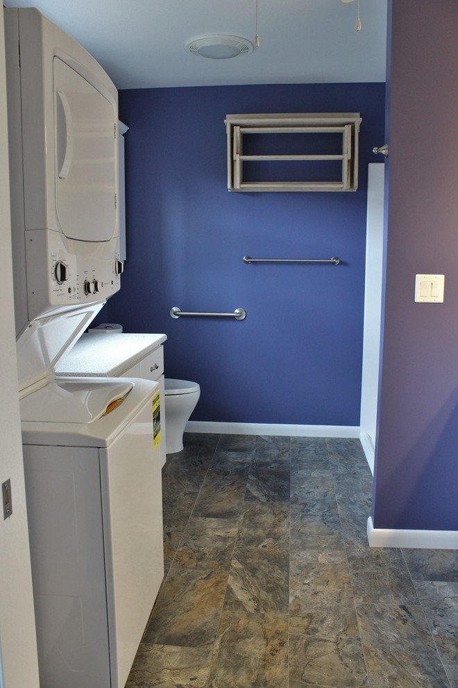 Modelo de cuarto de baño ecléctico de tamaño medio con combinación de ducha y bañera, paredes púrpuras y ducha con cortina
