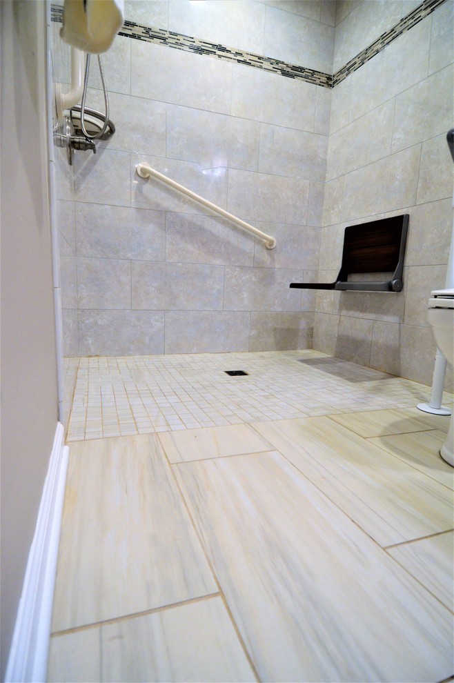 Idéer för att renovera ett stort vintage en-suite badrum, med luckor med infälld panel, svarta skåp, ett badkar i en alkov, en dusch i en alkov, en toalettstol med separat cisternkåpa, grå kakel, stenkakel, beige väggar, laminatgolv, ett väggmonterat handfat, laminatbänkskiva, beiget golv och med dusch som är öppen