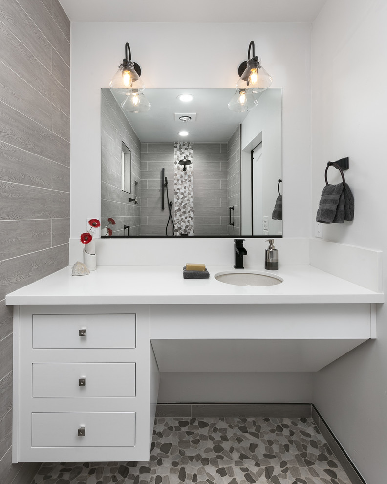 Idéer för små vintage badrum med dusch, med luckor med profilerade fronter, vita skåp, en dusch i en alkov, grå kakel, porslinskakel, vita väggar, klinkergolv i småsten, ett undermonterad handfat, bänkskiva i kvarts, grått golv och med dusch som är öppen