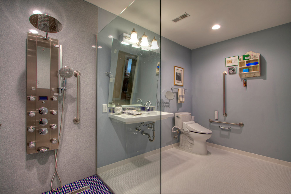 Пример оригинального дизайна: главная ванная комната среднего размера в современном стиле с душем без бортиков, биде, синей плиткой, керамической плиткой, синими стенами, полом из мозаичной плитки и подвесной раковиной