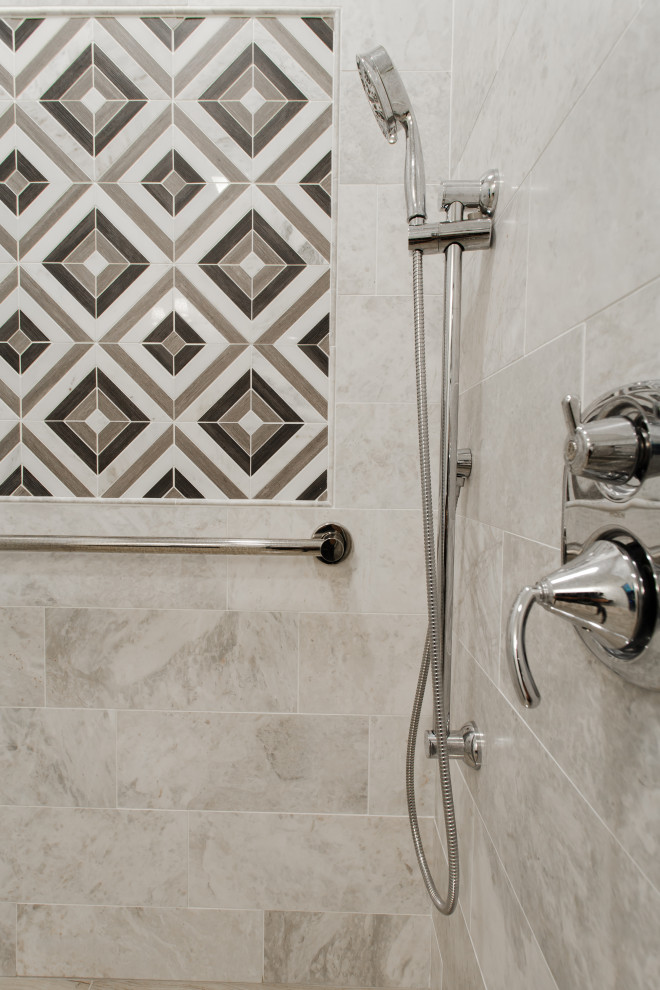 Klassisk inredning av ett mellanstort svart svart en-suite badrum, med släta luckor, svarta skåp, en kantlös dusch, en vägghängd toalettstol, vit kakel, marmorkakel, beige väggar, klinkergolv i porslin, ett fristående handfat, träbänkskiva, beiget golv och med dusch som är öppen