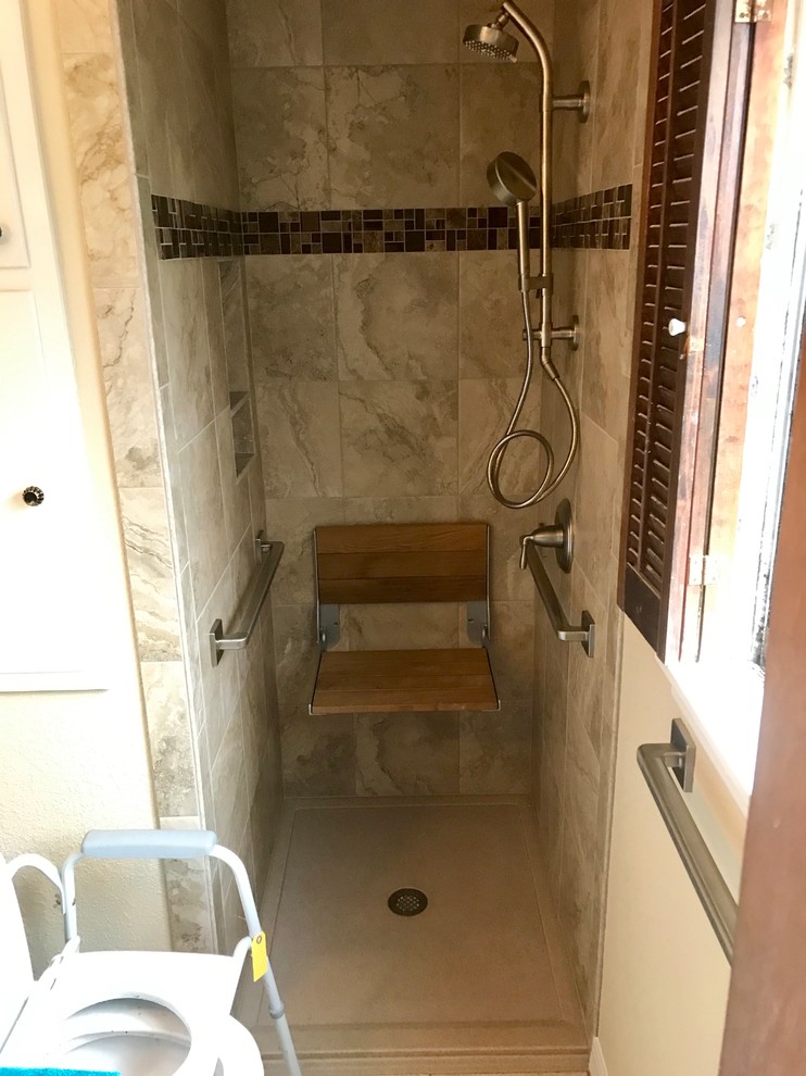 Immagine di una stanza da bagno tradizionale di medie dimensioni con doccia alcova, piastrelle beige, piastrelle marroni, piastrelle multicolore, piastrelle in ceramica, pareti beige, pavimento beige, doccia con tenda e panca da doccia