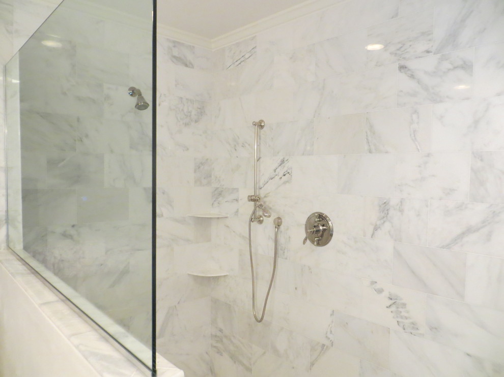 Ejemplo de cuarto de baño principal tradicional grande con ducha a ras de suelo, baldosas y/o azulejos blancos, baldosas y/o azulejos de piedra y suelo con mosaicos de baldosas